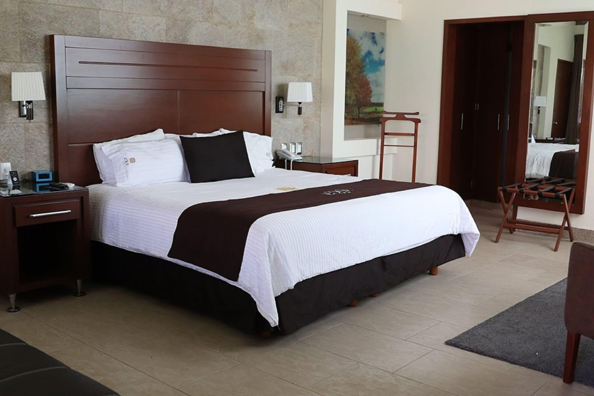 Hotel Ecce Inn & Spa Silao Eksteriør billede A bedroom at the Grand Hyatt Hotel