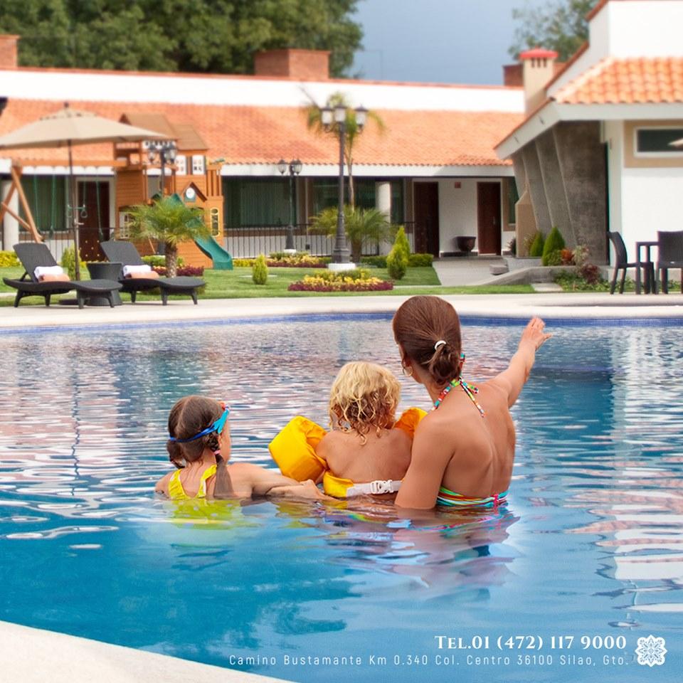 Hotel Ecce Inn & Spa Silao Eksteriør billede Family at a pool
