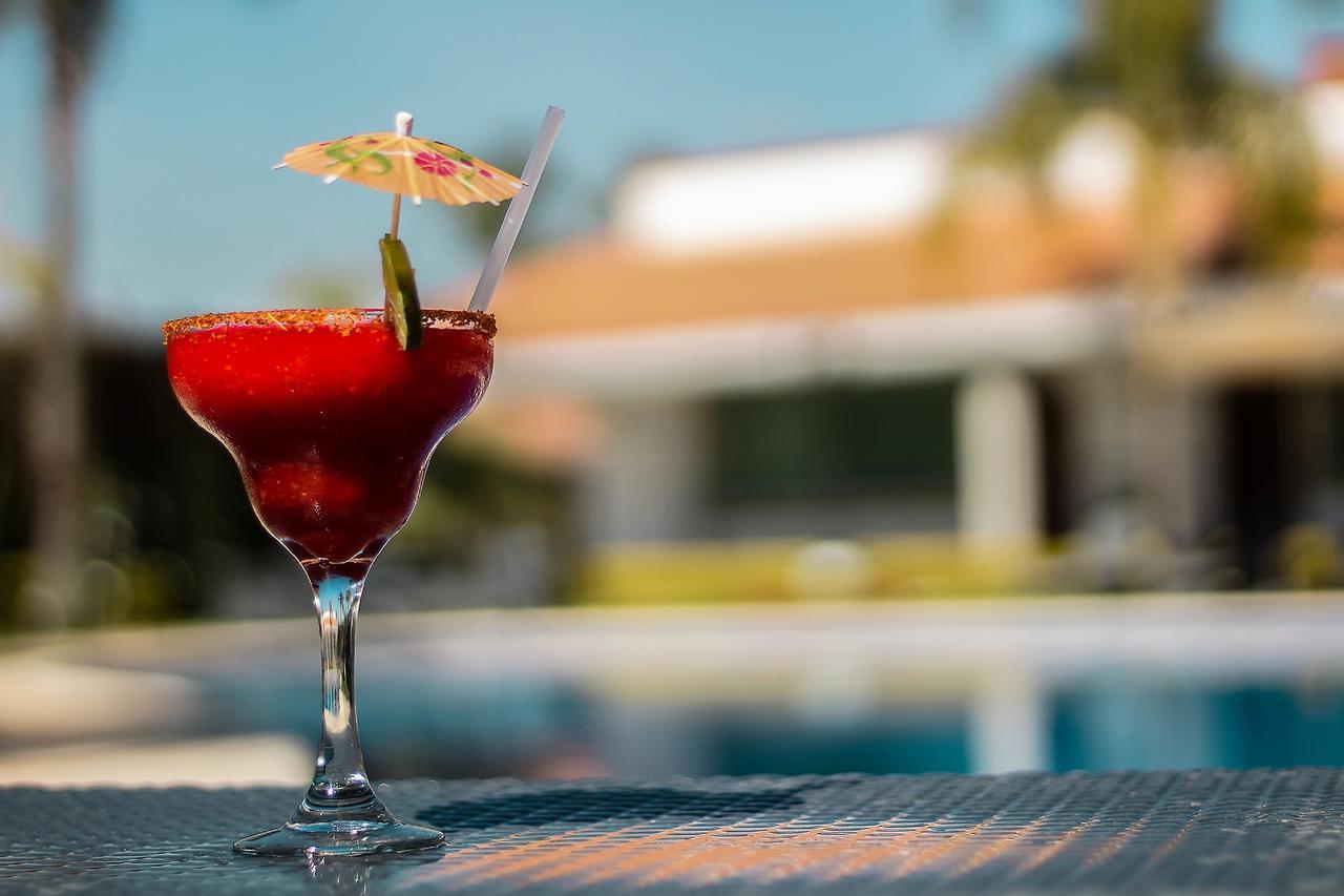 Hotel Ecce Inn & Spa Silao Eksteriør billede A strawberry margarita