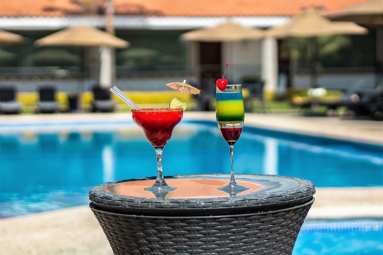 Hotel Ecce Inn & Spa Silao Eksteriør billede Poolside at the hotel