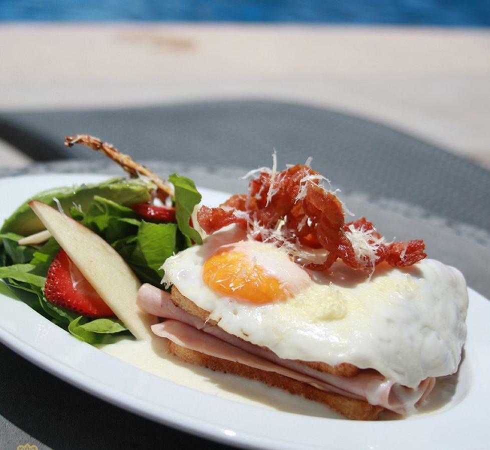 Hotel Ecce Inn & Spa Silao Eksteriør billede A ham and egg salad